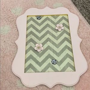 Magnetic picture holder